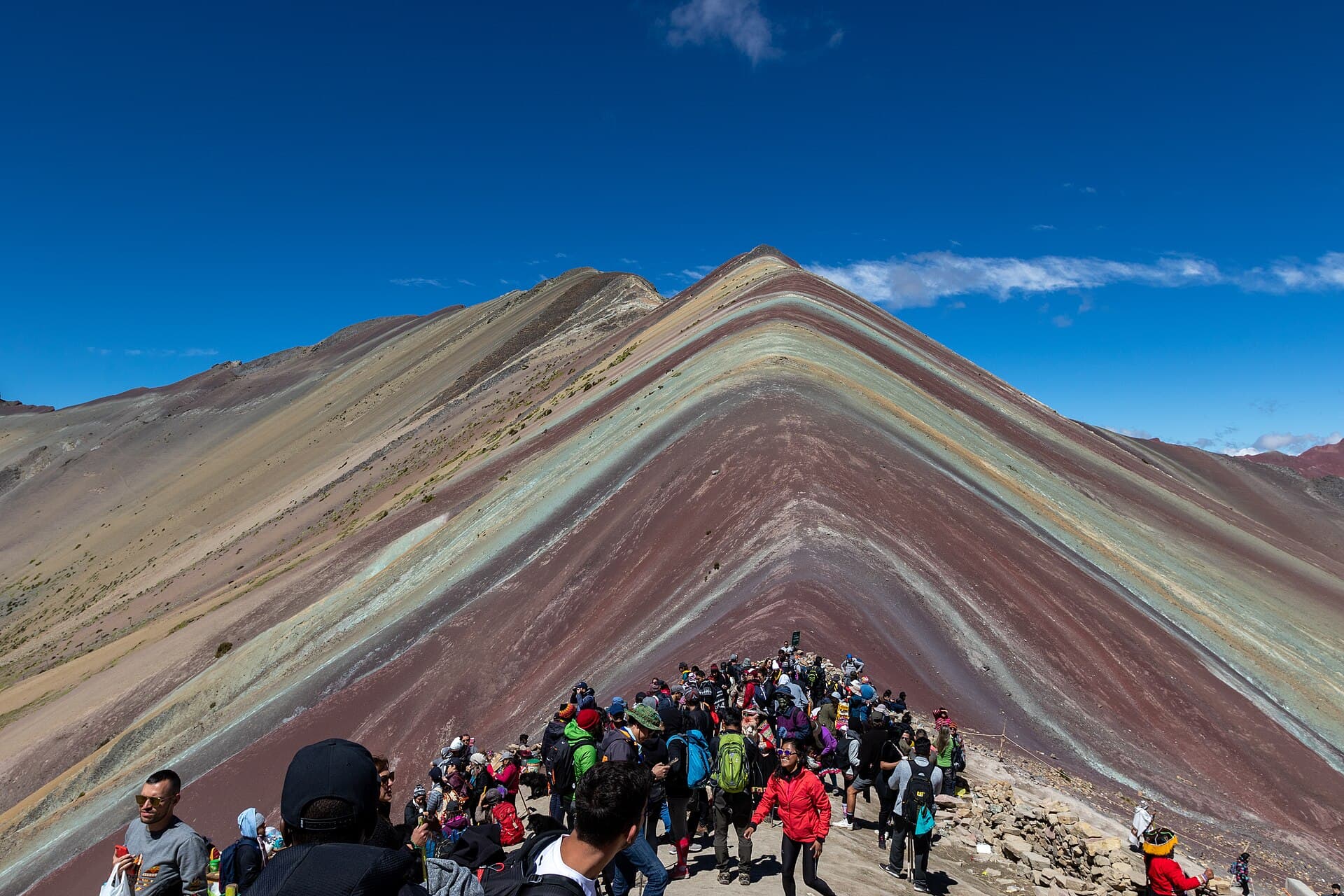 Viajeros recorriendo la Montaña de Colores en los Andes peruanos